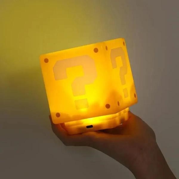 Imagem de Luz Noturna Super Mario Bros - Bloco de Pergunta LED 8cm com Carregamento USB