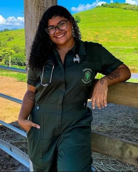 Imagem de Macacão Veterinário Femenino / Brim leve 100% Algodão Manga Curta Verde Escuro Musgo.