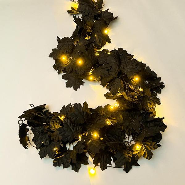 Imagem de Maple Leaf Garland RECUTMS preta com luzes de 1,7 m de Halloween