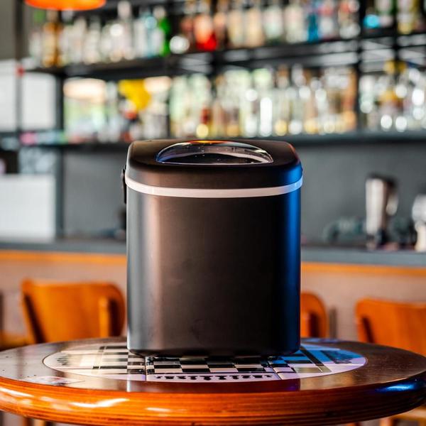 Máquina de Gelo Portátil Sebem Preta 2 litros 12kg Imagem de Máquina de Gelo Portátil Sebem Preta 2 litros 12kg
