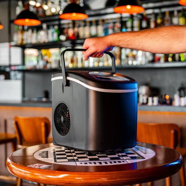 Máquina de Gelo Portátil Sebem Preta 2 litros 12kg Imagem de Máquina de Gelo Portátil Sebem Preta 2 litros 12kg