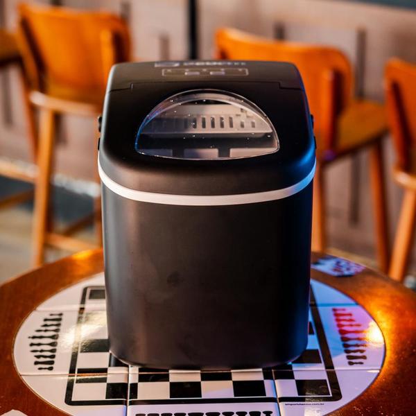 Máquina de Gelo Portátil Sebem Preta 2 litros 12kg Imagem de Máquina de Gelo Portátil Sebem Preta 2 litros 12kg