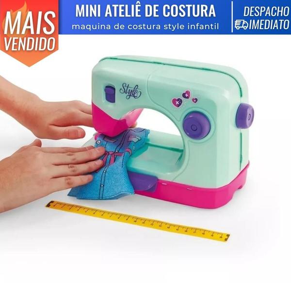 Imagem de Maquininha Costura Brinquedo Atelie Infantil Style C/ Roupinhas tiras autocolantes