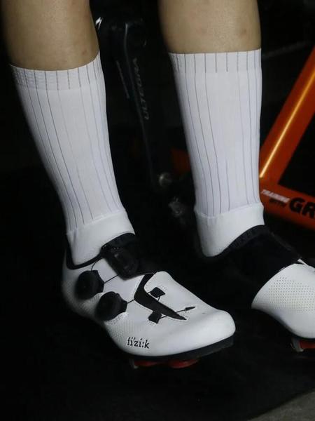 Meias de Ciclismo Respiráveis e Antiderrapantes - Masculino e Feminino Imagem de Meias de Ciclismo Respiráveis e Antiderrapantes - Masculino e Feminino