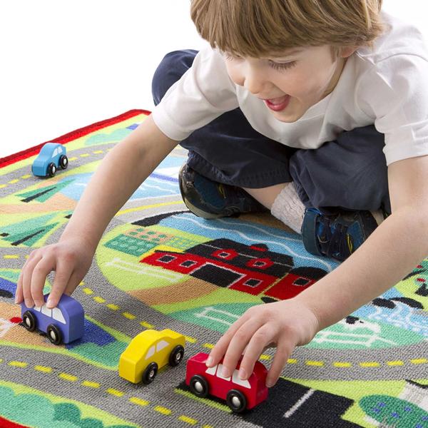 Imagem de Melissa &amp Doug Round the Town Road Rug &amp Car Set (Carros &amp Caminhões, Seguro para Todos os Andares, 4 Carros de Madeira, Embalagem Sem Frustração)