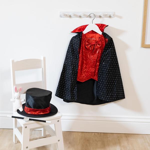 Melissa & Doug Magician Role Play Costume Set - Inclui Chapéu, Capa, Varinha, Truques Mágicos Embalagem Sem Frustração Imagem de Melissa & Doug Magician Role Play Costume Set - Inclui Chapéu, Capa, Varinha, Truques Mágicos Embalagem Sem Frustração