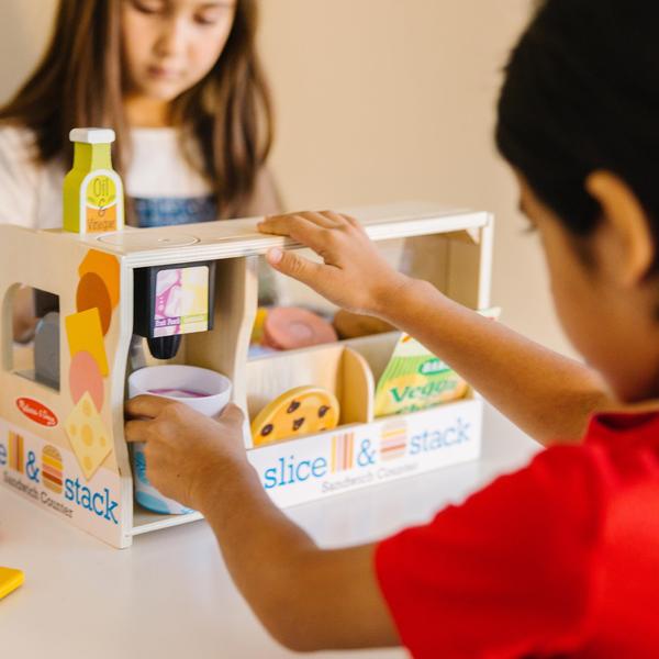 Imagem de Melissa & Doug Wood Slice & Stack Sandwich Counter com Deli Slicer  56 peças de peças de peças de comida