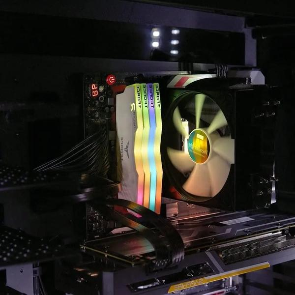 Imagem de Memória RAM TEAMGROUP T-Force Delta RGB DDR4 - 8GB ou 16GB - 3200MHz/3600MHz