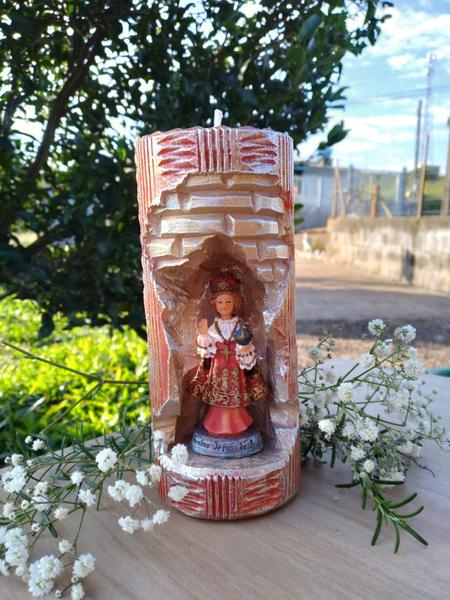 Imagem de Menino Jesus de Praga. Rossoni Velas. Gruta em vela tam 07x16cm vermelha. Imagem em resina 9cm