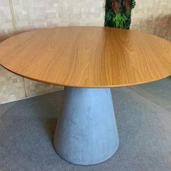 Imagem de Mesa de Jantar Cone Cimento Queimado 100 cm Tampo Freijó