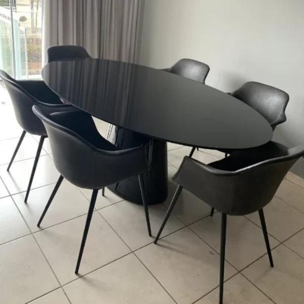 Imagem de Mesa de Jantar Cone Oval 137x90 cm Laqueada