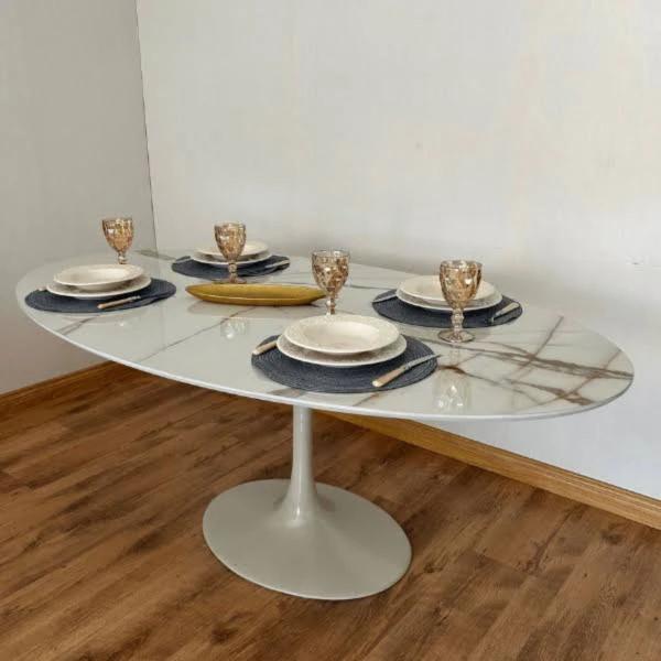 Imagem de Mesa de Jantar Saarinen Oval 120x80cm Mdf Calacata Marmorizada Gelo Branco