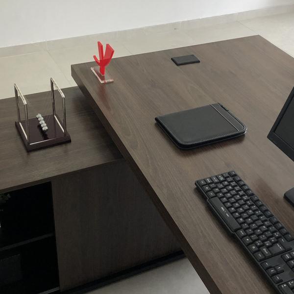 Imagem de Mesa para Escritório em L com Caixa de Tomada Tamburato Estação Diretoria