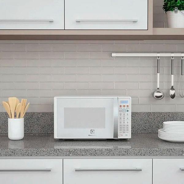 Imagem de Micro-Ondas Electrolux 20L 220V com Tira Odor Branco