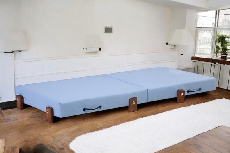 Mini Cama Infantil, Dobrável, para Creche, Escolinha 0,55x1,32x14cm Altura Cor Azul - Kenko Premium Imagem de Mini Cama Infantil, Dobrável, para Creche, Escolinha 0,55x1,32x14cm Altura Cor Azul