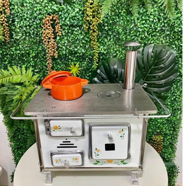 Mini Fogão A Lenha Decorativo Sinhazinha Branco Floreado - Petrycoski Imagem de Mini Fogão A Lenha Decorativo Sinhazinha Branco Floreado