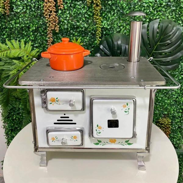 Mini Fogão A Lenha Decorativo Sinhazinha Branco Floreado - Petrycoski Imagem de Mini Fogão A Lenha Decorativo Sinhazinha Branco Floreado