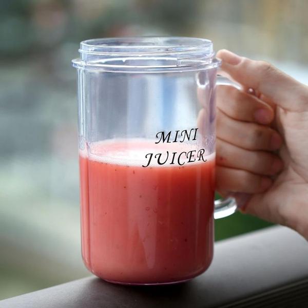 Mini Liquidificador Portátil Para Shake Whey Vitamina Squeeze Fitness Imagem de Mini Liquidificador Portátil Para Shake Whey Vitamina Squeeze Fitness
