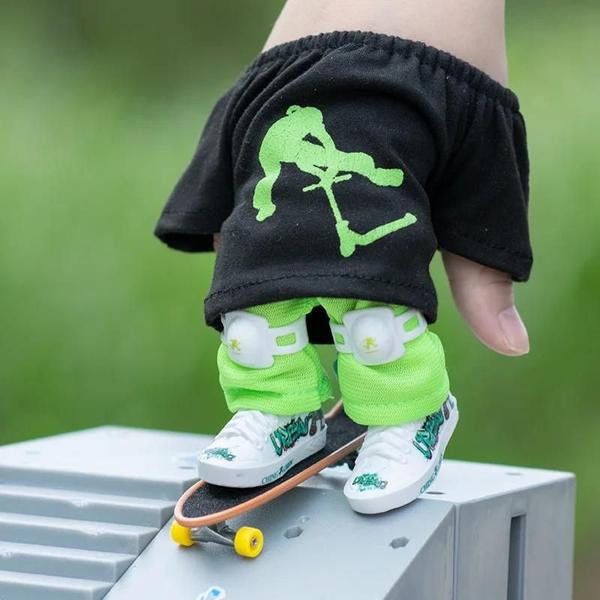 Imagem de Mini Skate de Dedo com Calças, Sapatos e Ferramentas - Brinquedo Infantil