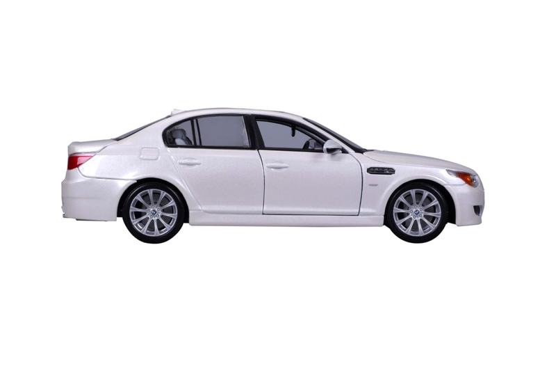 Imagem de Miniatura 1:18 Bmw M5 - Metallic White - Escala 1:18 - Maisto