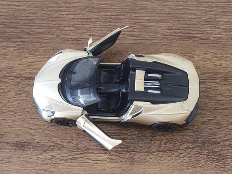 Imagem de Miniatura Bugatti Mistral Conversível Kinsmart 1/36 Metal e Fricção Dourada