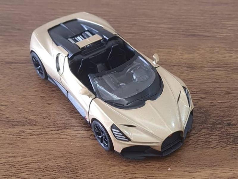 Imagem de Miniatura Bugatti Mistral Conversível Kinsmart 1/36 Metal e Fricção Dourada