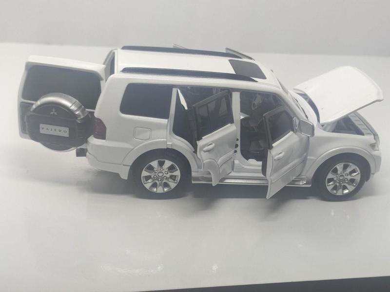 Imagem de Miniatura carro mitsubishi pajero 1:32 abre 4 portas capo e malas acende farol