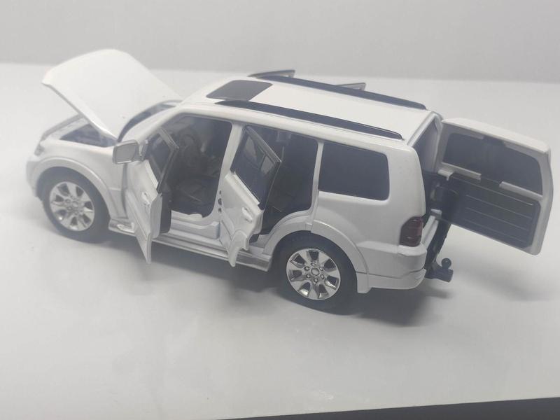 Imagem de Miniatura carro mitsubishi pajero 1:32 abre 4 portas capo e malas acende farol