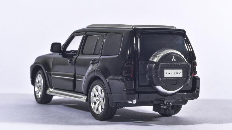 Imagem de Miniatura carro mitsubishi pajero 1:32 abre 4 portas capo e malas acende farol