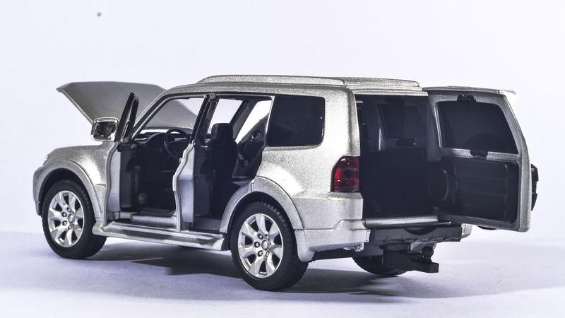 Imagem de Miniatura carro mitsubishi pajero 1:32 abre 4 portas capo e malas acende farol