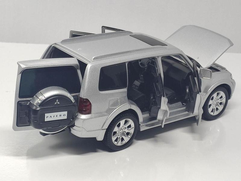 Imagem de Miniatura carro mitsubishi pajero 1:32 abre 4 portas capo e malas acende farol