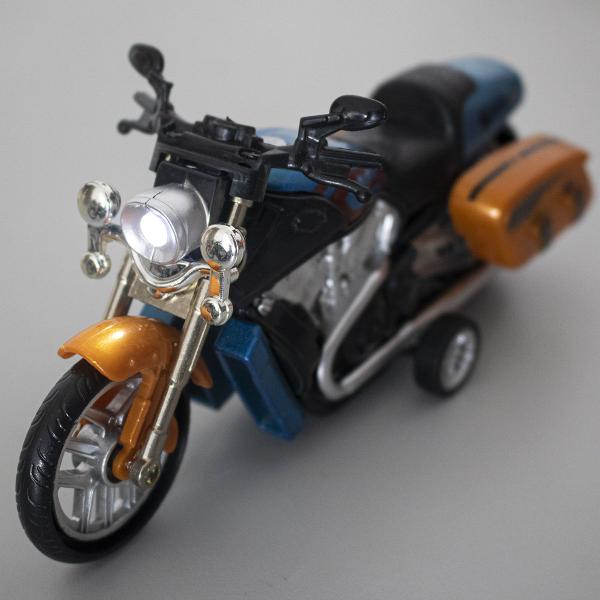 Imagem de Miniatura de ferro moto custom para viagem