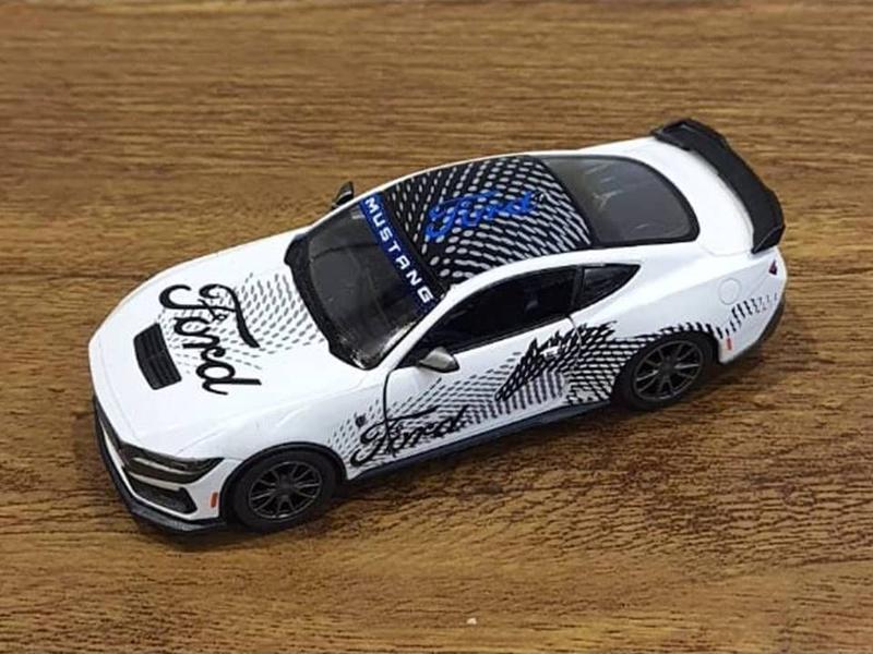 Imagem de Miniatura Ford Mustang Dark Horse 2024 Kinsmart 1/38 Metal e Fricção Branco