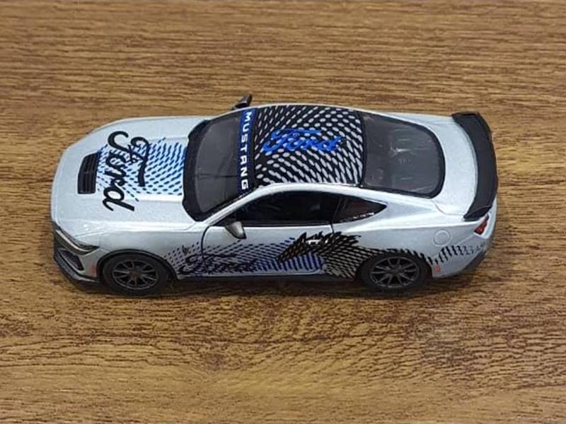 Imagem de Miniatura Ford Mustang Dark Horse 2024 Kinsmart 1/38 Metal e Fricção Prata