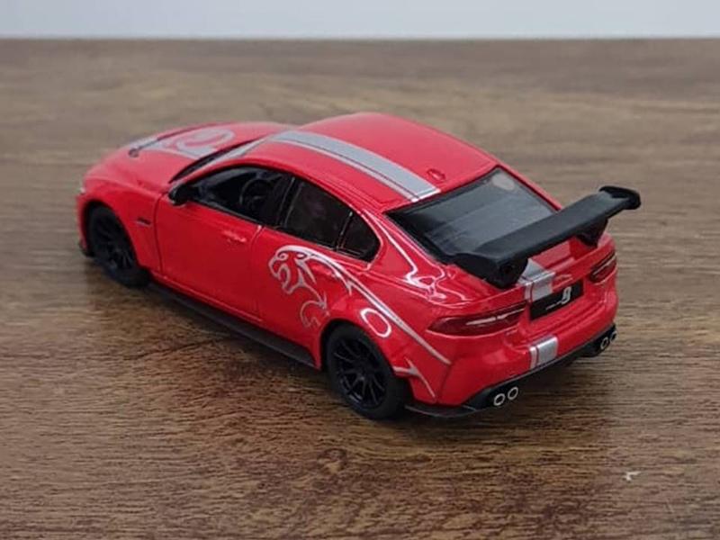 Imagem de Miniatura Jaguar XE SV Project 8 Faixa Kinsmart 1/38 Metal e Fricção Vermelho