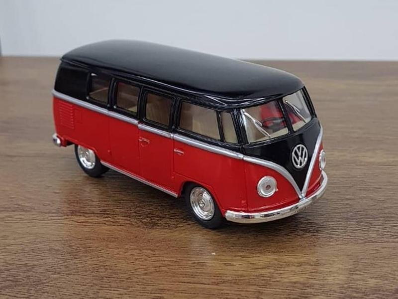 Imagem de Miniatura Kombi 1962 Kinsmart 1/32 Metal e Fricção Preto/vermelho