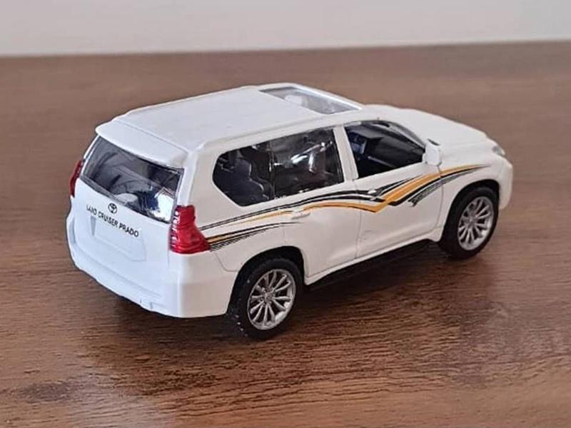 Imagem de Miniatura Land Cruiser Toyota Prado Real 1:43 Metal e Fricção Branca