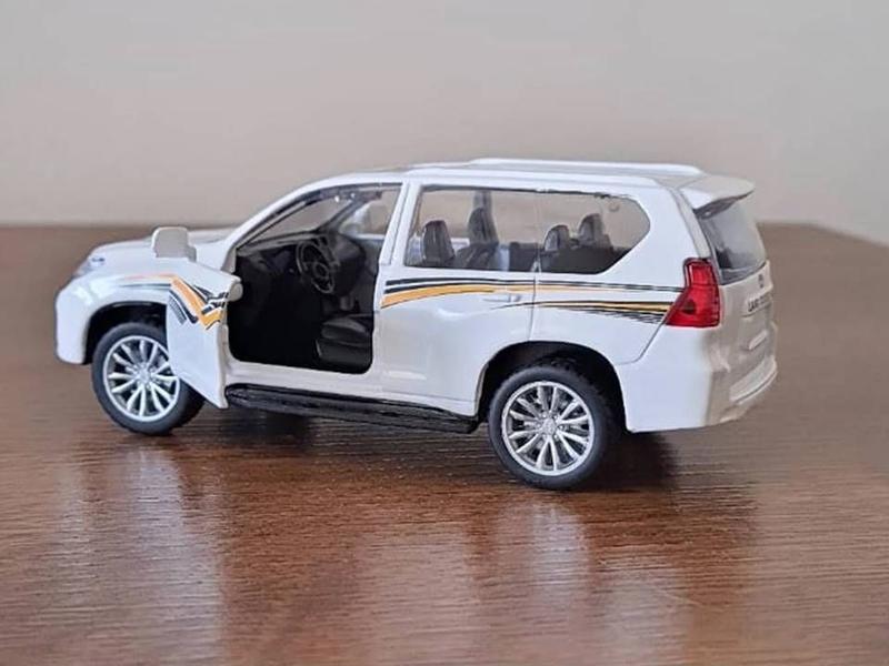 Imagem de Miniatura Land Cruiser Toyota Prado Real 1:43 Metal e Fricção Branca