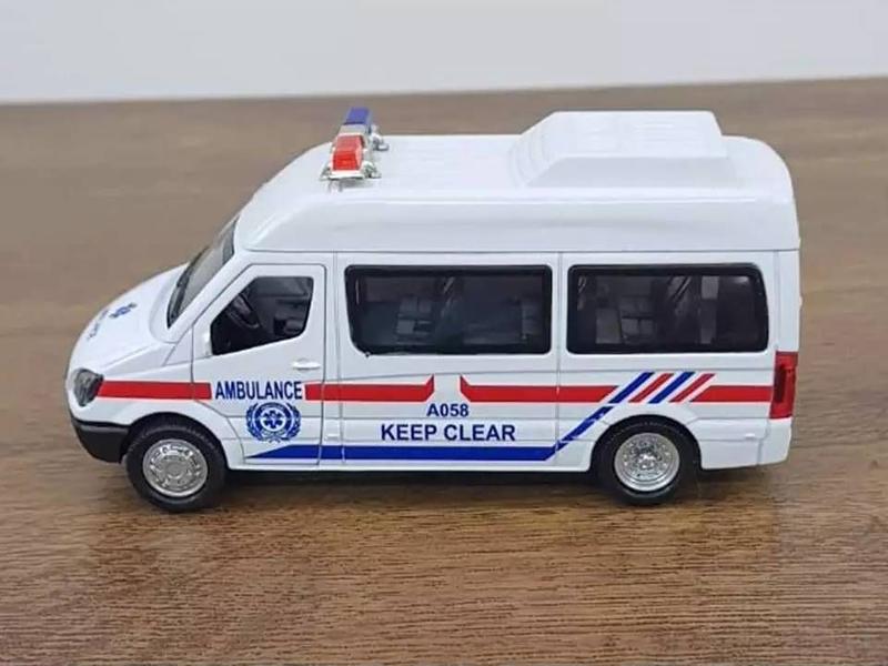 Imagem de Miniatura Van Ambulancia KEEP CLEAR Metal e Fricção Escala 1/32 Branca