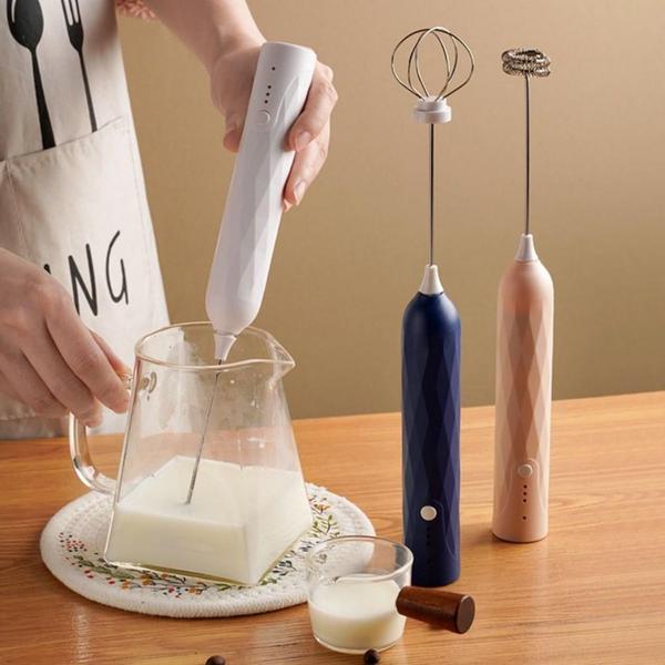 Imagem de Misturas Deliciosas: Mini Mixer Recarregável para Bebidas Portáteis