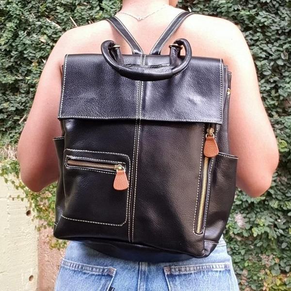 Mochila Bolsa Blogueira Feminina De Couro Com Alça De Mão (T - Marcati Couros Imagem de Mochila Bolsa Blogueira Feminina De Couro Com Alça De Mão (T