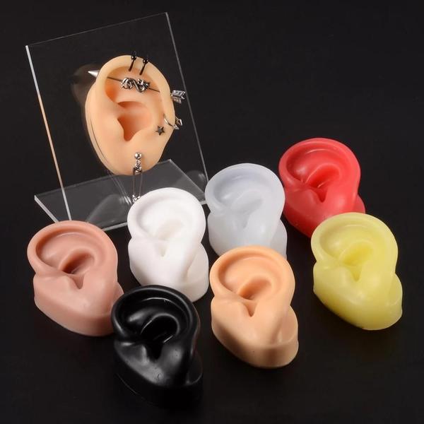 Imagem de Modelo de Orelha de Silicone para Prática de Tatuagem e Piercing - Exibição de Joias