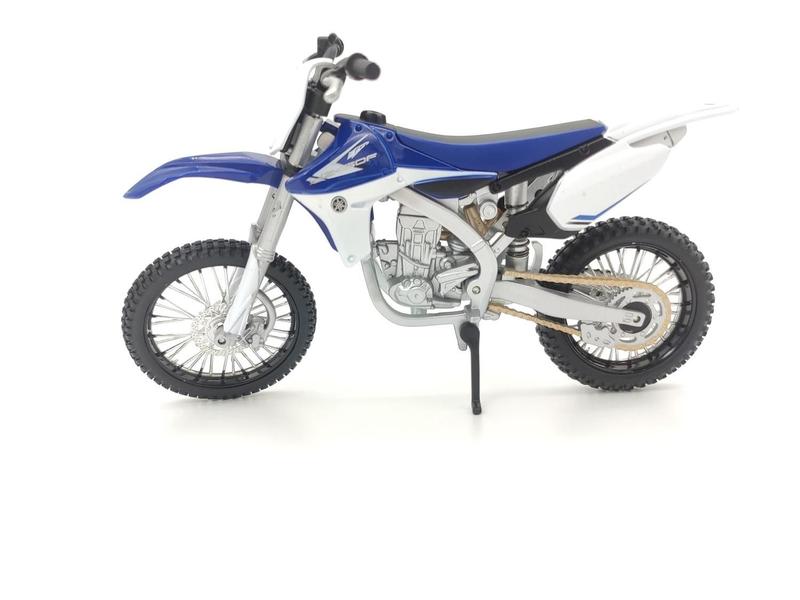 Imagem de Moto de Ferro Trilha Miniatura Yamaha YZ450F 1:12 na Caixa Maisto