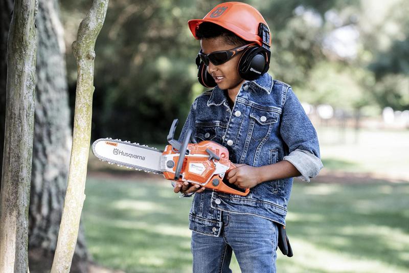 Imagem de Motosserra de brinquedo Husqvarna 550XP com kit PPE para crianças de 3 anos ou mais