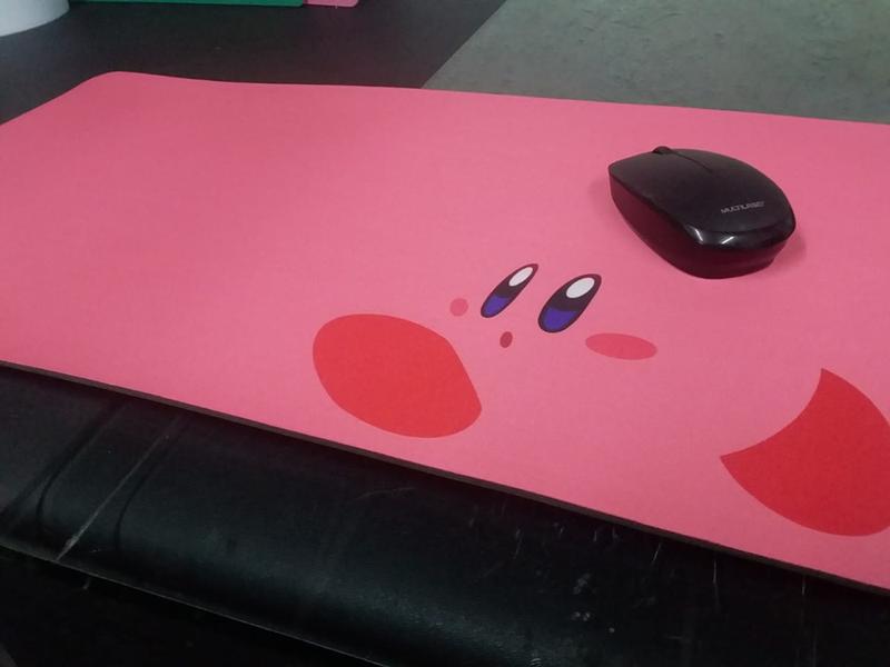 Imagem de Mouse pad Gamer Kirby com fundo Rosa (58cm x 30cm)