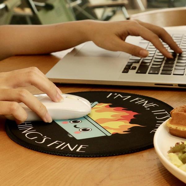 Imagem de Mouse Pad Qwaq Dumpster on Fire, pequena base de borracha antiderrapante