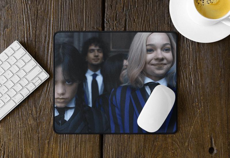 Imagem de Mousepad Wandinha e Enid