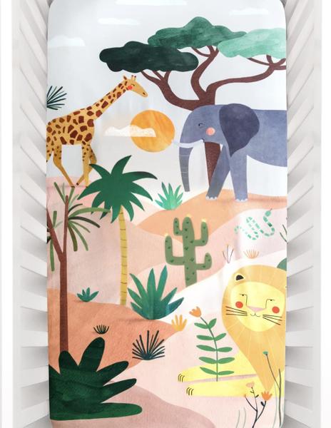 Imagem de New Rookie Humans 100% Cotton Sateen Fitted Crib Sheet: na Savana. Folha de berço Safari com leão, elefante e girafa. Use como plano de fundo da foto. Tamanho padrão do berço (52 x 28 polegadas)