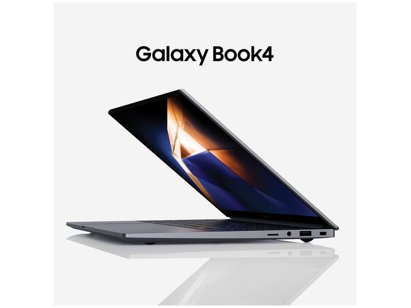 Um Samsung Galaxy Book 4 descansando em uma mesa elegante e moderna com uma caneta stylus e um documento digital aberto