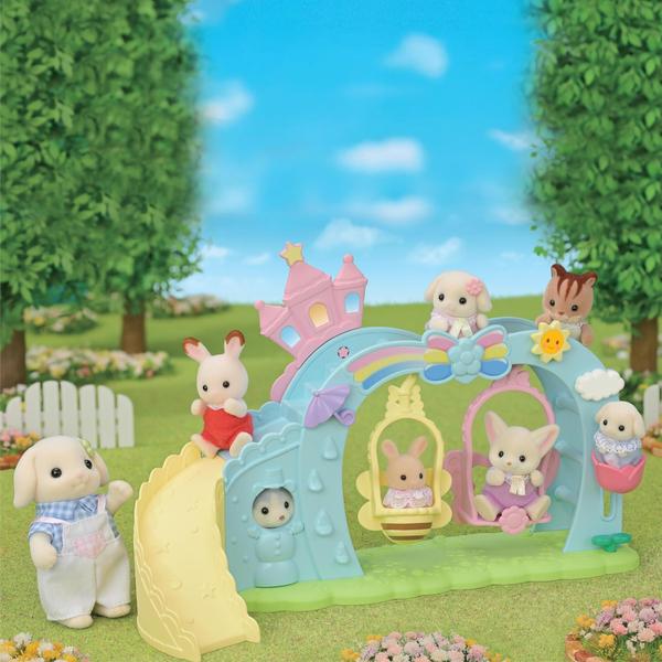 Imagem de Nursery Swing Calico Critters com bebê embalado em coelho leiteiro